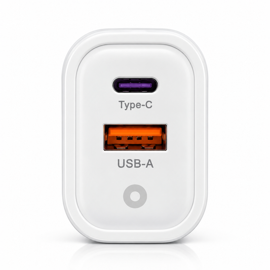 USB-C- en USB-A-poort aan de voorkant van de witte HYTO Y20-oplader