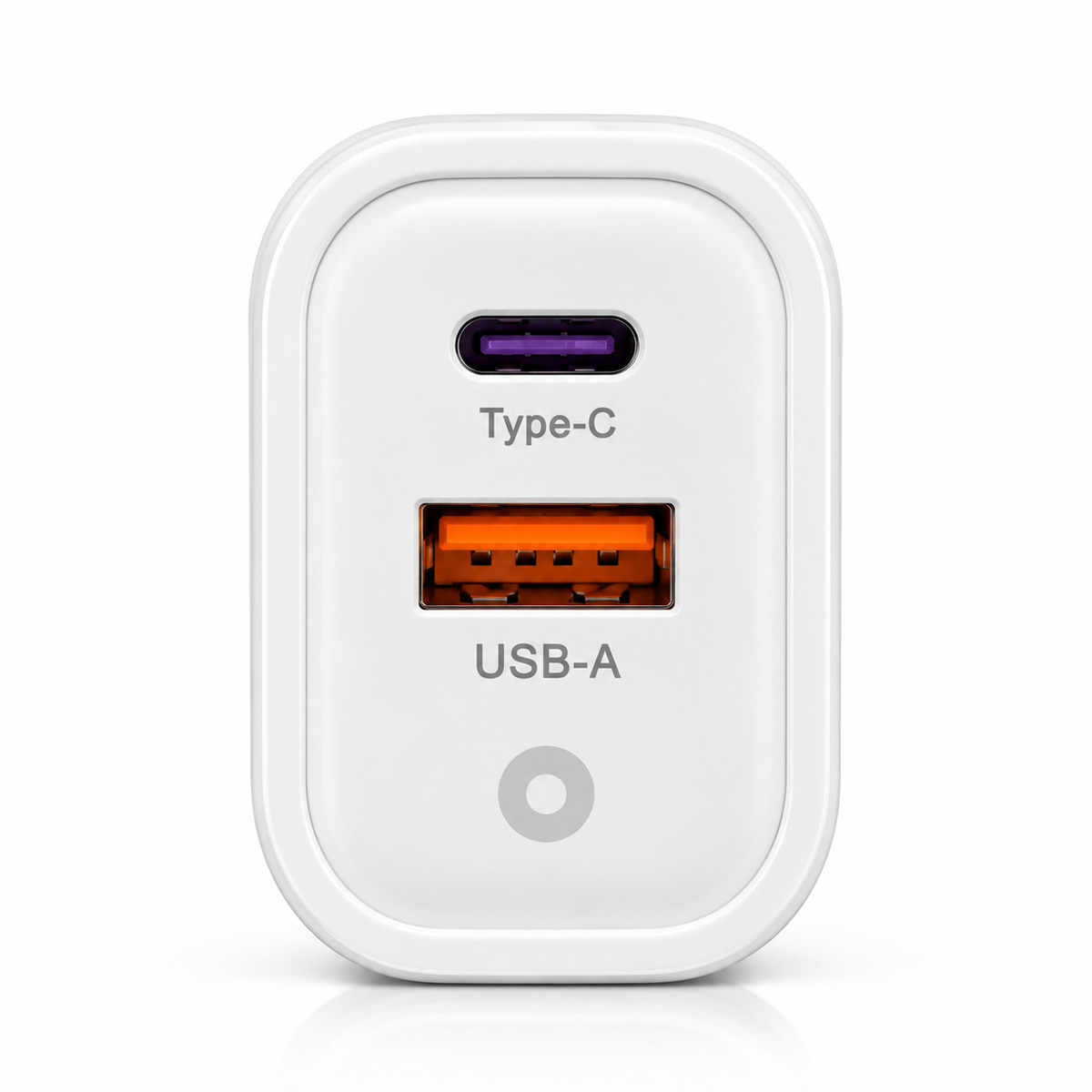 USB-C- en USB-A-poort aan de voorkant van de witte HYTO Y20-oplader